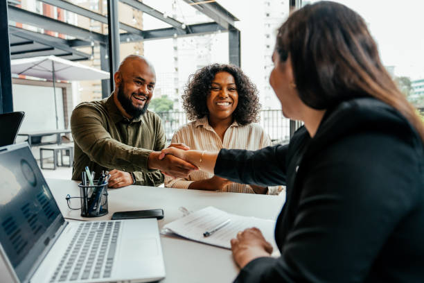 Equipo de consultores discutiendo estrategias de modelo de negocio